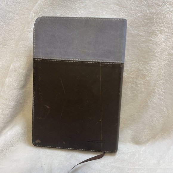 Holy Bible Zondervan NIV Gift Bible PURPLE Brown Italian Duo-Tone - Picture 2 of 8